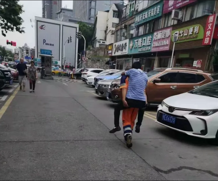 北控城服宜昌项目公司一线环卫工人丨弘扬助人为乐精神，传播社会正能量！