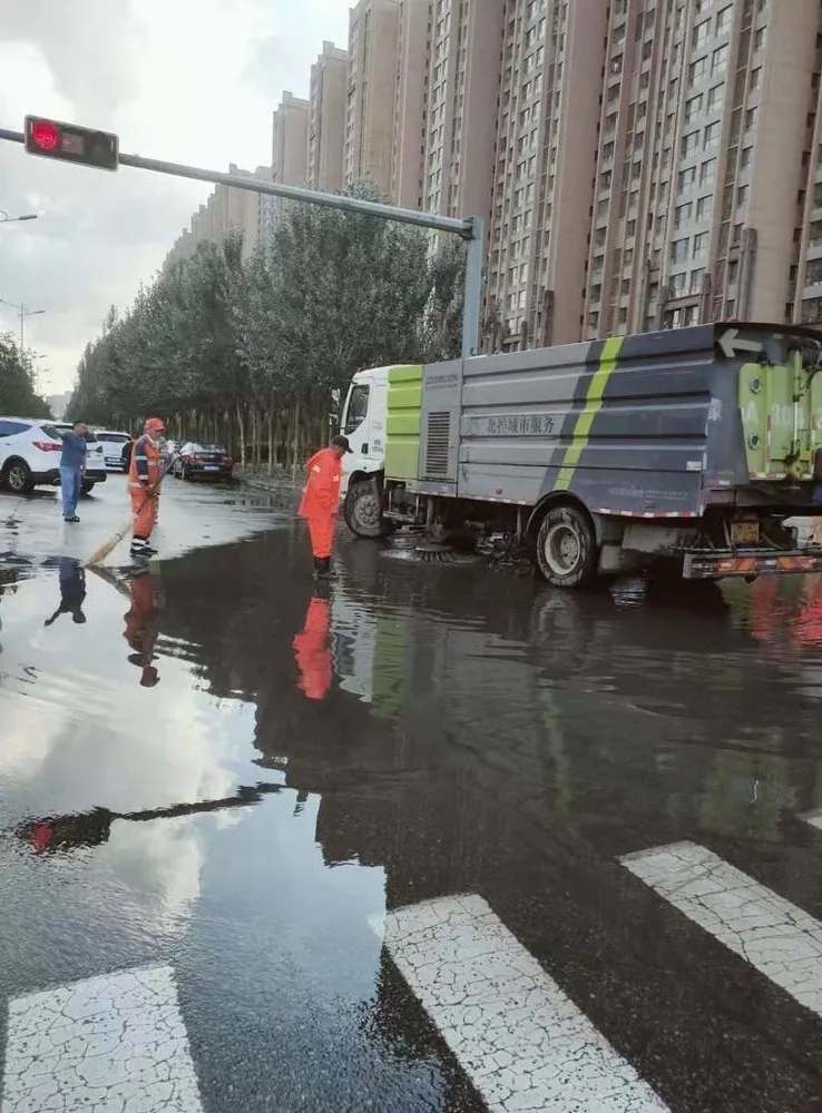 7月5日，呼和浩特市被一场突如其来的冰雹突袭，暴雨冰雹过后，北控城服赛罕项目公司领导高度重视，迅速启动应急预案，项目公司总经理金殿樑立即赶赴现场指挥，全体一线环卫工人听令而行，迅速展开雨后环境卫生突击清理工作。